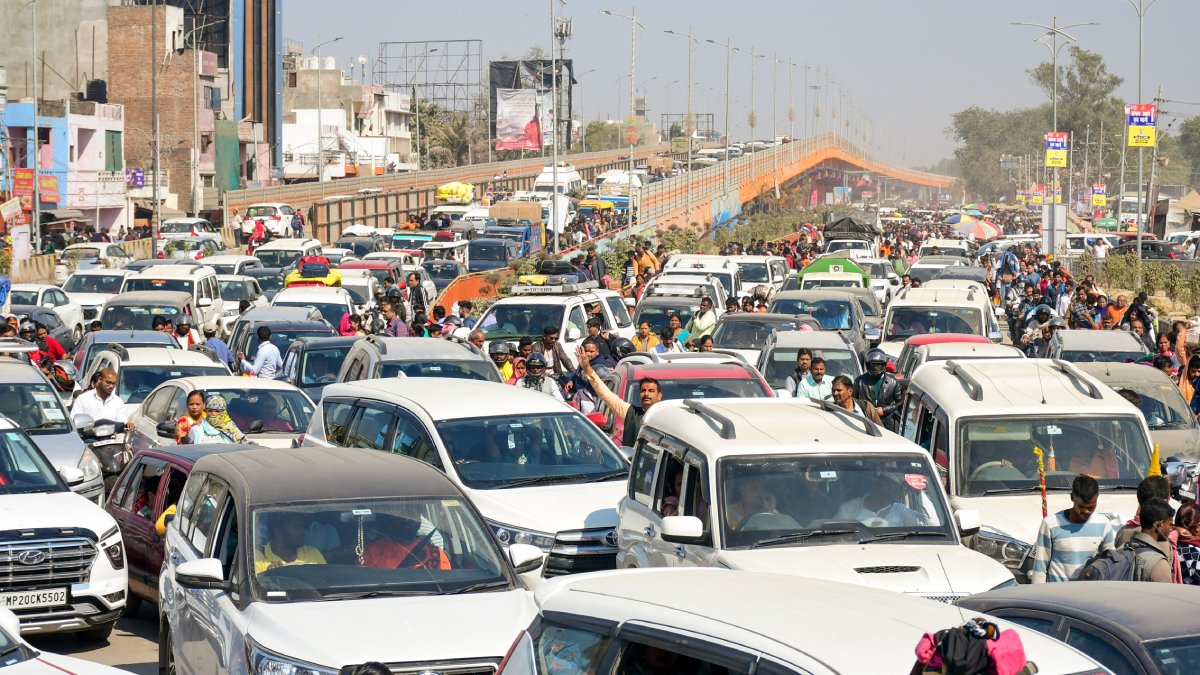 लगातार भीड़ बढ़ने से फिर जाम की चपेट में आया प्रयागराज, सीएम ने अधिकारियों को जारी किए निर्देश 