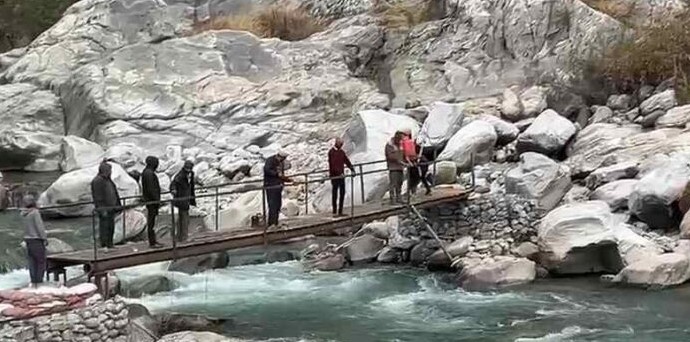 हेमकुंड साहिब जाने वाले अस्थायी पुल का निर्माण सफलतापूर्वक हुआ पूरा