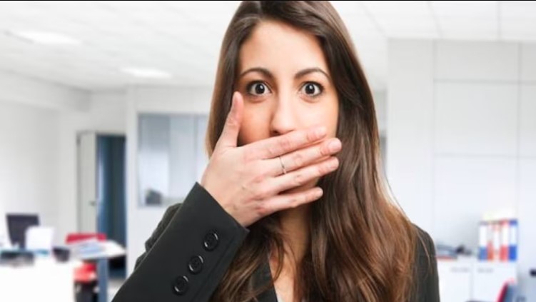 बार-बार हिचकी आना: क्या यह किसी बीमारी के लक्षण तो नहीं ? आइये जानते हैं इसके कारण