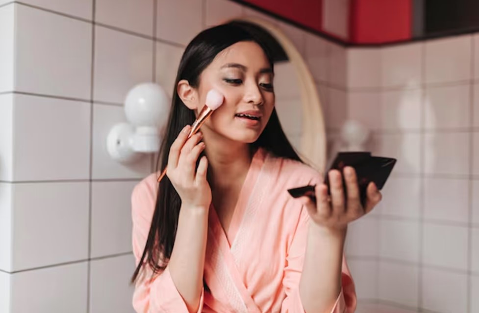 खूबसूरती के चक्कर में न करें गलती, रोजाना फाउंडेशन लगाने से हो सकती है स्किन डैमेज